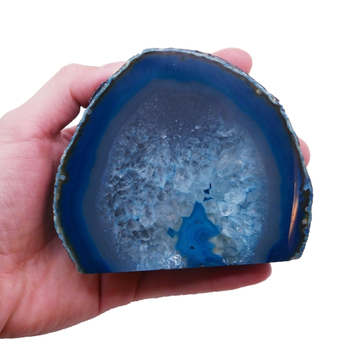 Polerowana część niebieskiego agatu - zbliżenie na detale wnętrza.