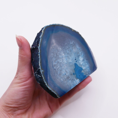 Naturalna, nieobrobiona forma surowego niebieskiego agatu - widok z boku.