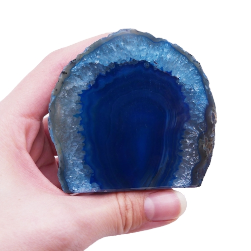 Niebieski agat z wypolerowaną ścianką eksponującą wzory i odcienie błękitu.