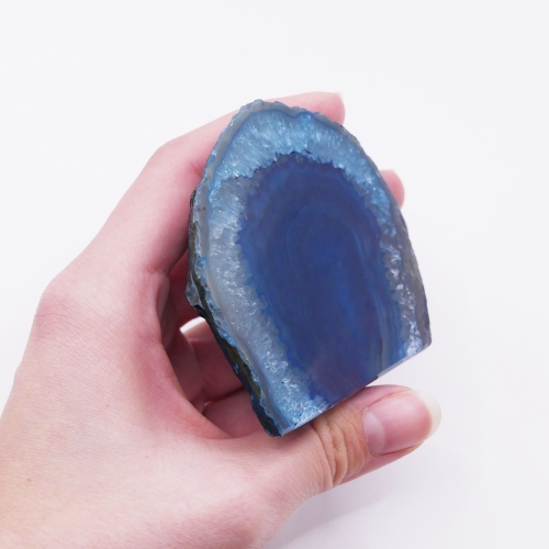 Gładka, błyszcząca powierzchnia polerowanego frontu niebieskiego agatu.