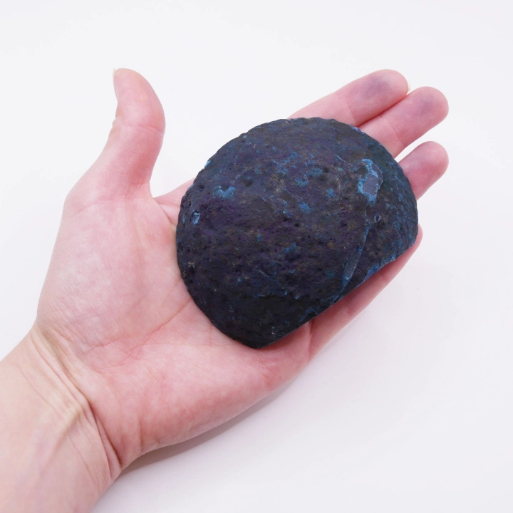 Zewnętrzna skorupa surowego niebieskiego agatu - autentyczny naturalny minerał.