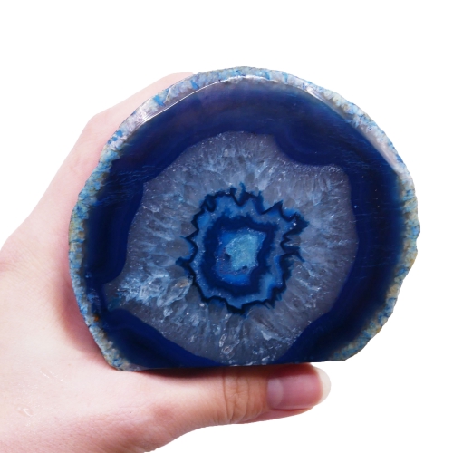 Niebieski agat nr 060 z wypolerowanym licem ukazującym koncentryczne pasma i krystaliczne wnętrze.