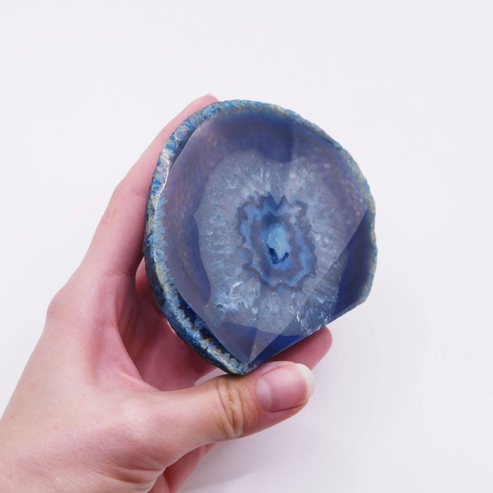 Surowa bryła niebieskiego agatu ze stabilną, płasko ściętą podstawą – widok na naturalną teksturę kamienia.