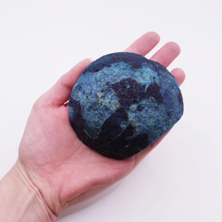 Kolekcjonerski okaz niebieskiego agatu – kontrast między matową, surową skorupą a lśniącym, błękitnym wnętrzem.
