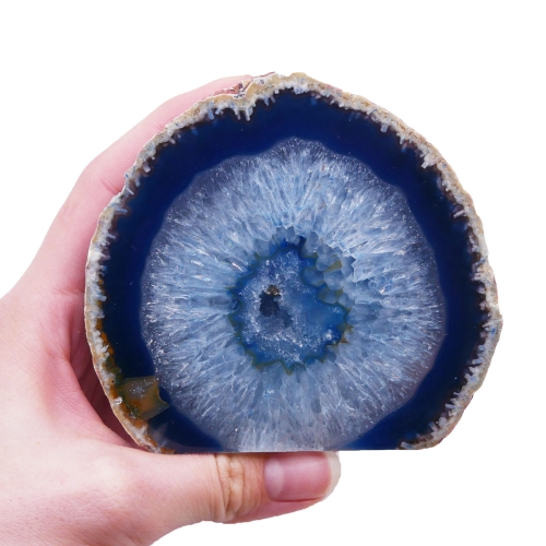 Polerowany front agatu niebieskiego nr 061 z widocznym błękitnym warstwowaniem i krystalicznym rdzeniem.