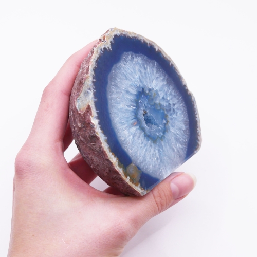 Boczny profil agatu nr 061 ukazujący surową, naturalną teksturę skały i stabilną, ściętą podstawę.