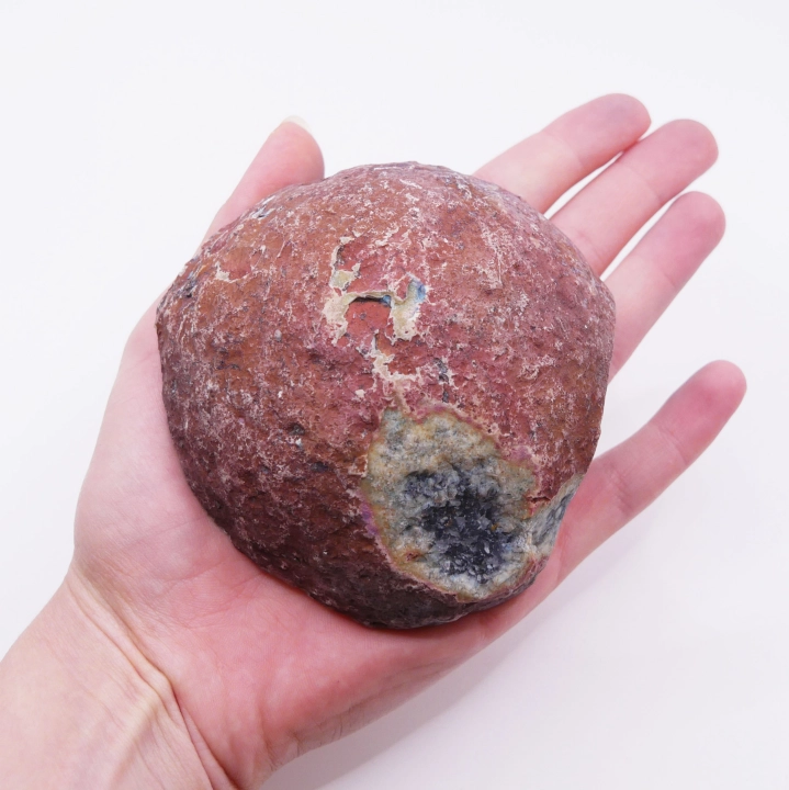 Kolekcjonerska bryła niebieskiego agatu nr 061 – kontrast między lśniącym licem a matową otoczką mineralną.