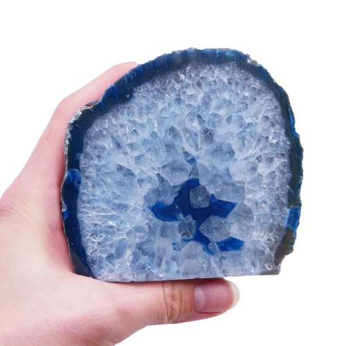 Niebieski agat nr 062 – zbliżenie na wypolerowaną płaszczyznę z unikatowym rysunkiem pasm i krystalizacją kwarcu.