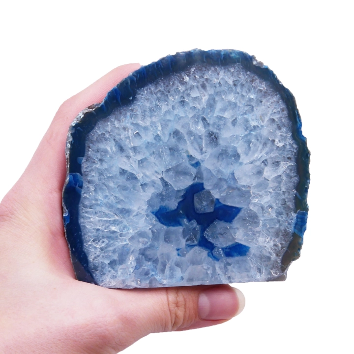 Niebieski agat nr 062 – zbliżenie na wypolerowaną płaszczyznę z unikatowym rysunkiem pasm i krystalizacją kwarcu.