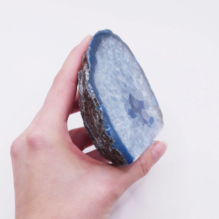 Surowa bryła agatu nr 062 widziana z tyłu, prezentująca naturalną, skalną teksturę i stabilnie dociętą podstawę.