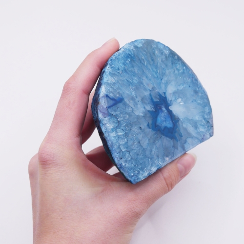 Surowy okaz agatu nr 063 ze stabilnie dociętą podstawą pozwalającą na samodzielne stanie kamienia.