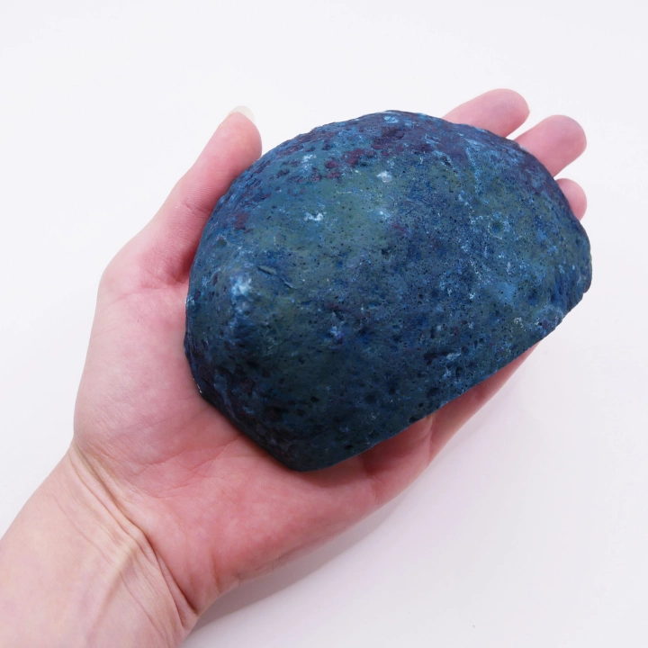 Boczna strona agatu nr 063 ukazująca naturalną, nieobrobioną teksturę bryły i niebieskie zabarwienie.