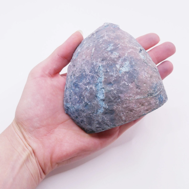 Okaz agatu nr 064 stojący samodzielnie – widoczny kontrast między gładkim licem a matowym tyłem bryły.