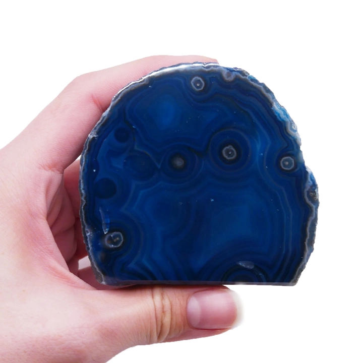 Niebieski agat nr 065 – zbliżenie na wypolerowaną płaszczyznę czołową z widocznym uwarstwieniem.