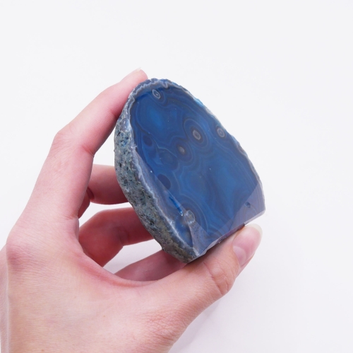 Surowy okaz agatu nr 065 – widok na dociętą, stabilną podstawę i naturalną strukturę zewnętrzną.