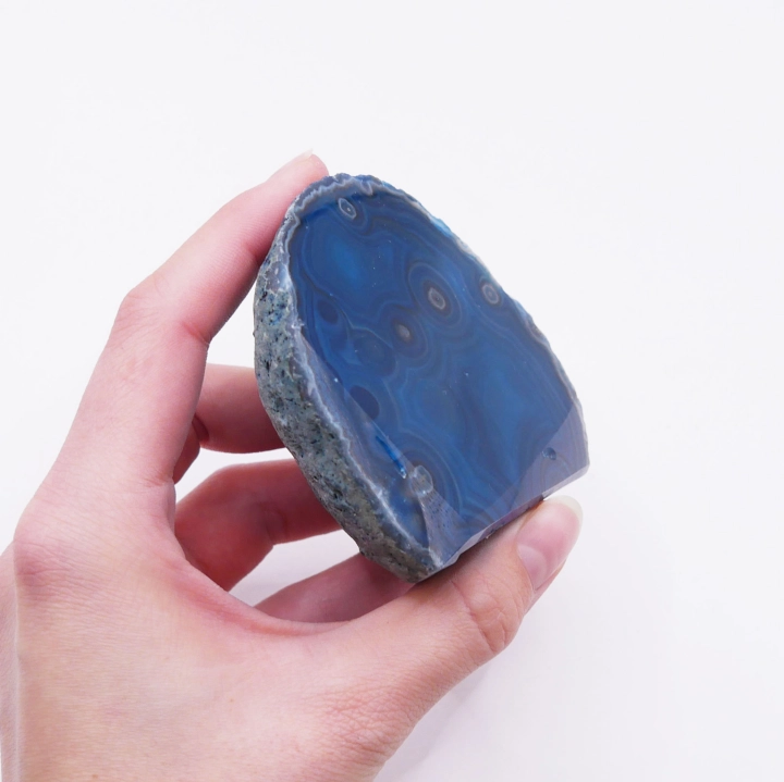 Surowy okaz agatu nr 065 – widok na dociętą, stabilną podstawę i naturalną strukturę zewnętrzną.