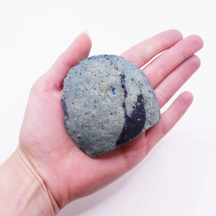 Agat niebieski nr 065 – pionowy profil kamienia ukazujący kontrast między polerem a surową skałą.