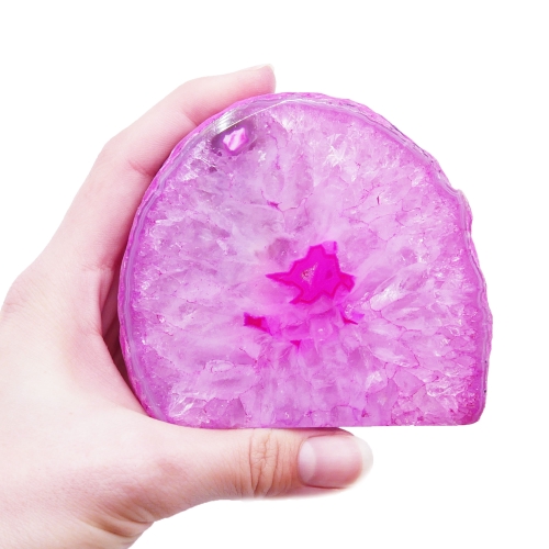 Różowy agat z polerowanym frontem ukazującym wewnętrzne wzory