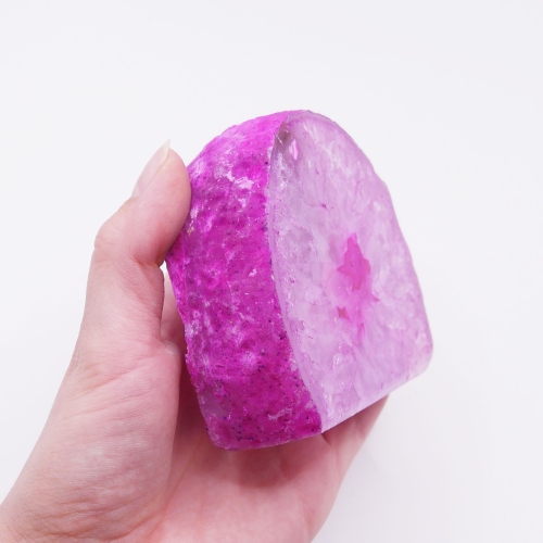 Polerowana ścianka różowego agatu eksponująca delikatne pasmowanie