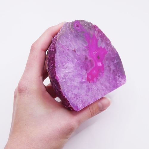 Różowy agat częściowo polerowany - widok na błyszczącą powierzchnię