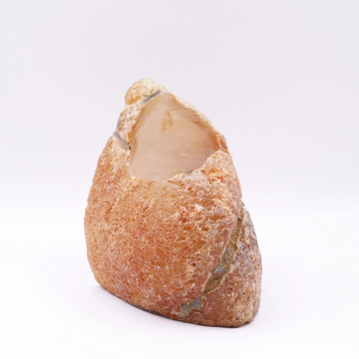 Boczny profil świecznika z agatu nr 057 ukazujący surową bryłę i stabilną podstawę.