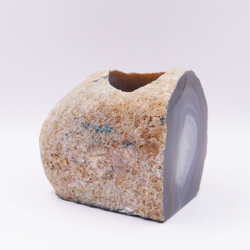 Czarny świecznik agatowy nr 058 – zbliżenie na kontrast między lśniącym szlifem a matowymi, nieobrobionymi bokami.