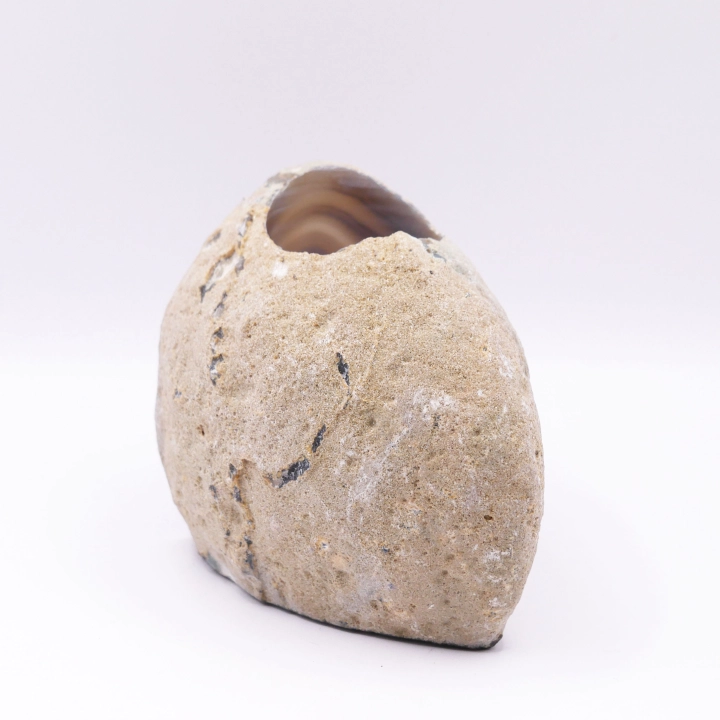 Naturalna, surowa bryła czarnego agatu nr 058 – widok na ciemną, skalną fakturę i stabilną podstawę.