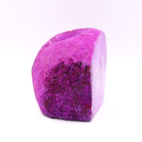 Różowy świecznik na tealight z naturalnego agatu z polerowanym frontem na białym tle.