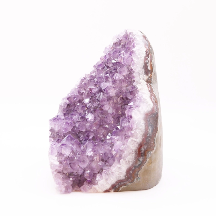 Fragment geody ametystowej nr 011 z płasko dociętą, stabilną podstawą do pionowej ekspozycji.