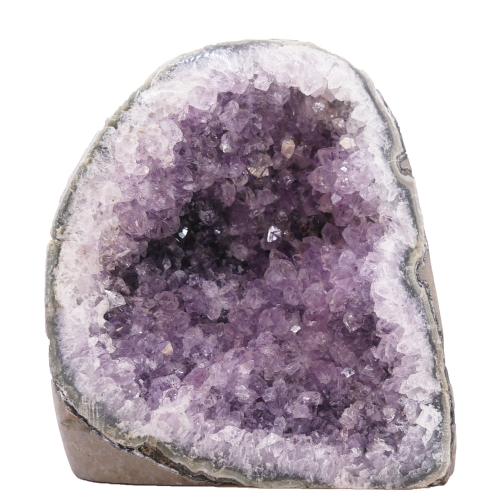 Stojąca geoda ametystowa z widocznymi fioletowymi kryształami na białym tle.