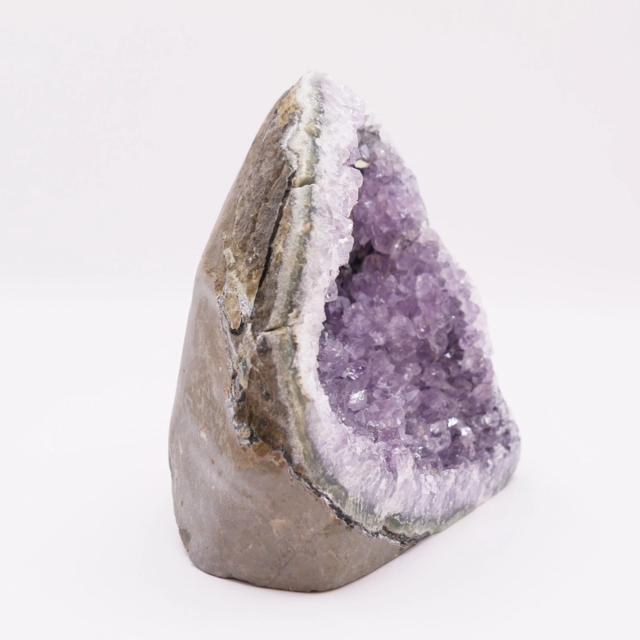 Boczny profil szczotki ametystowej, ukazujący płasko ściętą podstawę.