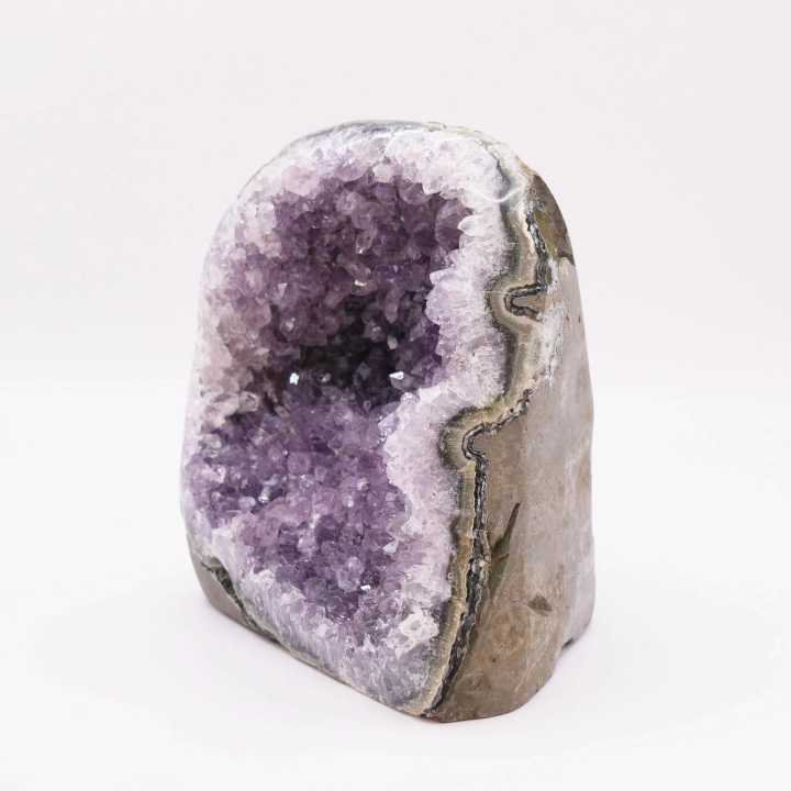 Boczny profil okazu ametystu nr 013 prezentujący kontrast między krystalicznym frontem a skalną matrycą.