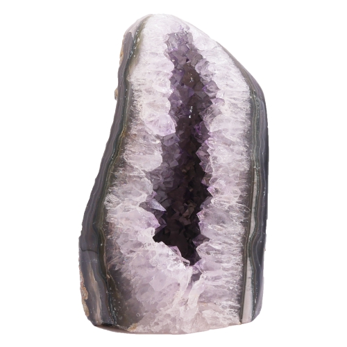 Stojąca szczotka ametystu z fioletowymi kryształami i płaską podstawą na białym tle.