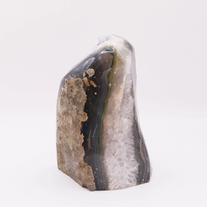 Unikatowy okaz ametystu nr 012 – połączenie surowej skały i lśniących minerałów.