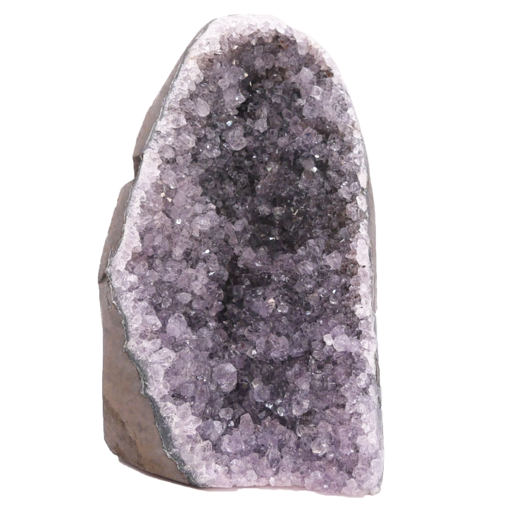 Zbliżenie na rozległe skupisko fioletowych kryształów w masywnej geodzie nr 016.