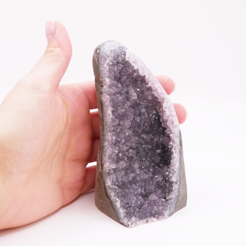 Unikatowy okaz ametystu nr 015 – połączenie surowej skały i lśniących minerałów.