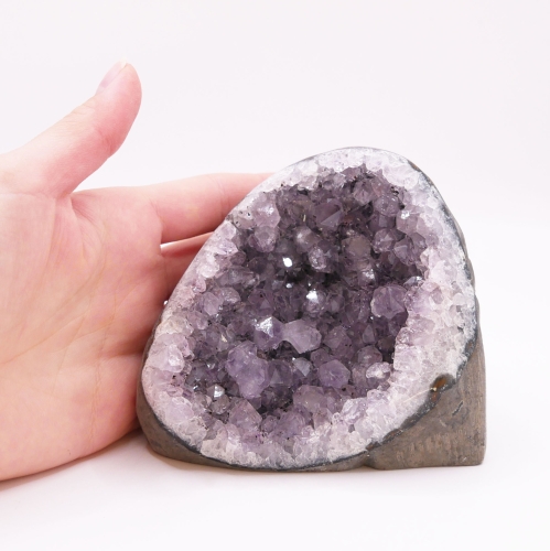 Fragment geody ametystowej nr 017 z płasko dociętą podstawą zapewniającą stabilność bryły.
