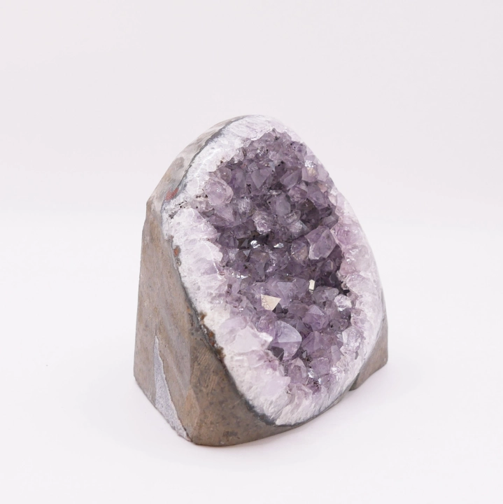 Zbliżenie na fasetowane kryształy ametystu nr 017 ukazujące zróżnicowane nasycenie barwy fioletu.