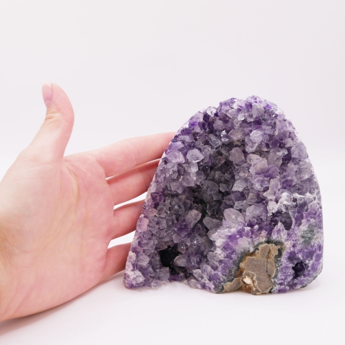 Geoda ametystowa nr 018 – zbliżenie na fasetowane wierzchołki kryształów i ich szklisty połysk.