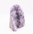 Pionowy okaz ametystu nr 018 – docięta, płaska podstawa zapewniająca stabilność bryły na podłożu.