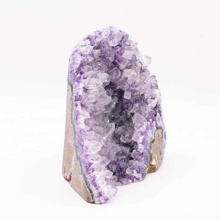 Pionowy okaz ametystu nr 018 – docięta, płaska podstawa zapewniająca stabilność bryły na podłożu.