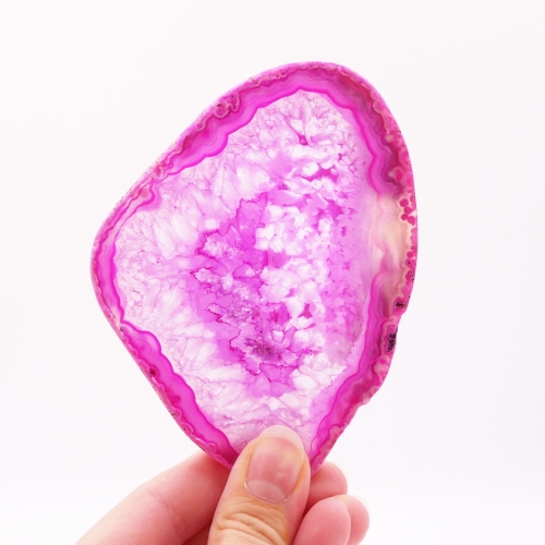 Różowa płytka agatowa nr 070 – zbliżenie na półprzezroczyste strefy i krystaliczne centrum.