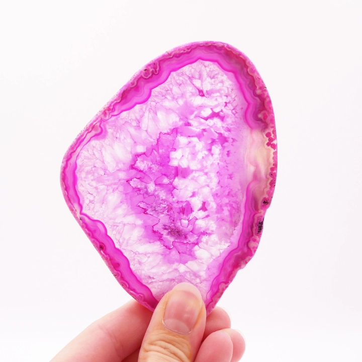 Różowa płytka agatowa nr 070 – zbliżenie na półprzezroczyste strefy i krystaliczne centrum.