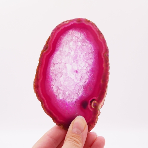 Różowa płytka agatowa nr 071 – zbliżenie na półprzezroczyste strefy i krystaliczne centrum kwarcu.