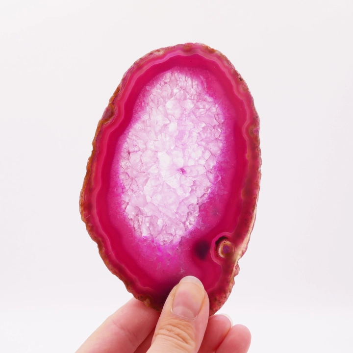 Różowa płytka agatowa nr 071 – zbliżenie na półprzezroczyste strefy i krystaliczne centrum kwarcu.