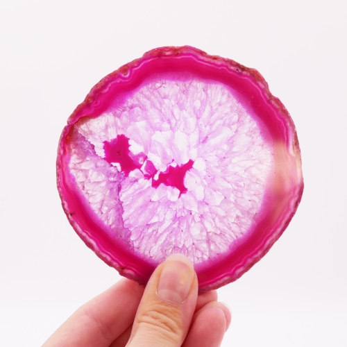 Różowa płytka agatowa nr 072 – zbliżenie na krystaliczne wnętrze i półprzezroczyste strefy kwarcu.