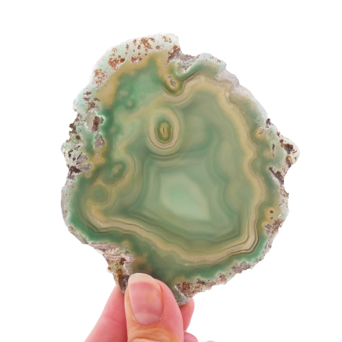 Dwustronnie polerowany plaster zielonego agatu z surowymi krawędziami na białym tle.