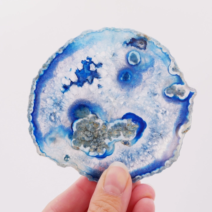 Polerowany plaster niebieskiego agatu – naturalny minerał o unikalnym wzorze