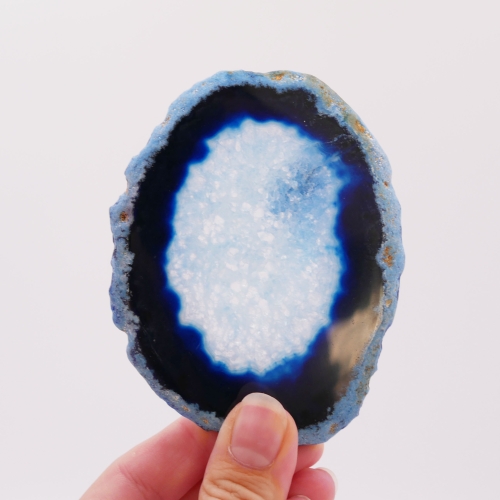 Plaster agatu niebieski – polerowany kamień o warstwowej strukturze