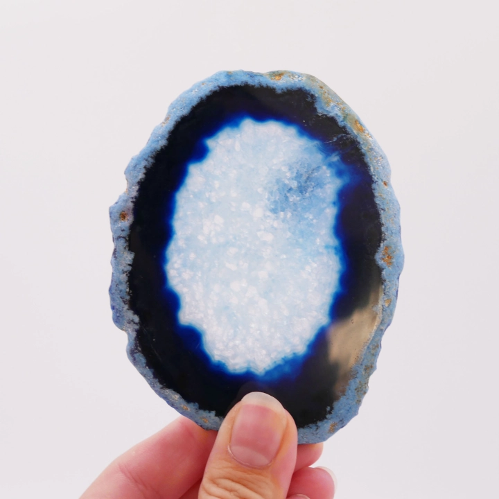 Plaster agatu niebieski – polerowany kamień o warstwowej strukturze